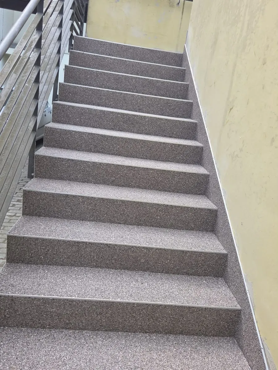 Außentreppe in Berlin nach der Sanierung mit Steinteppich