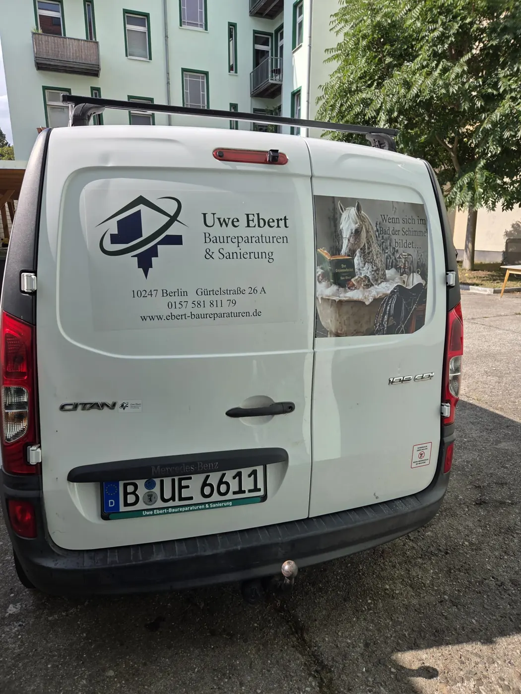 Firmenwagen von Uwe Ebert Baureparaturen und Sanierung vor einem Berliner Altbau