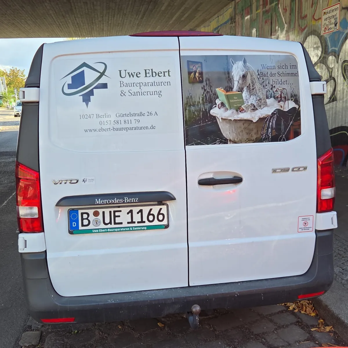 Firmenwagen Vito von Uwe Ebert Baureparaturen und Sanierung in Berlin, Heck mit Logo und Schimmelreiter-Motiv, Kennzeichen B-UE 1166
