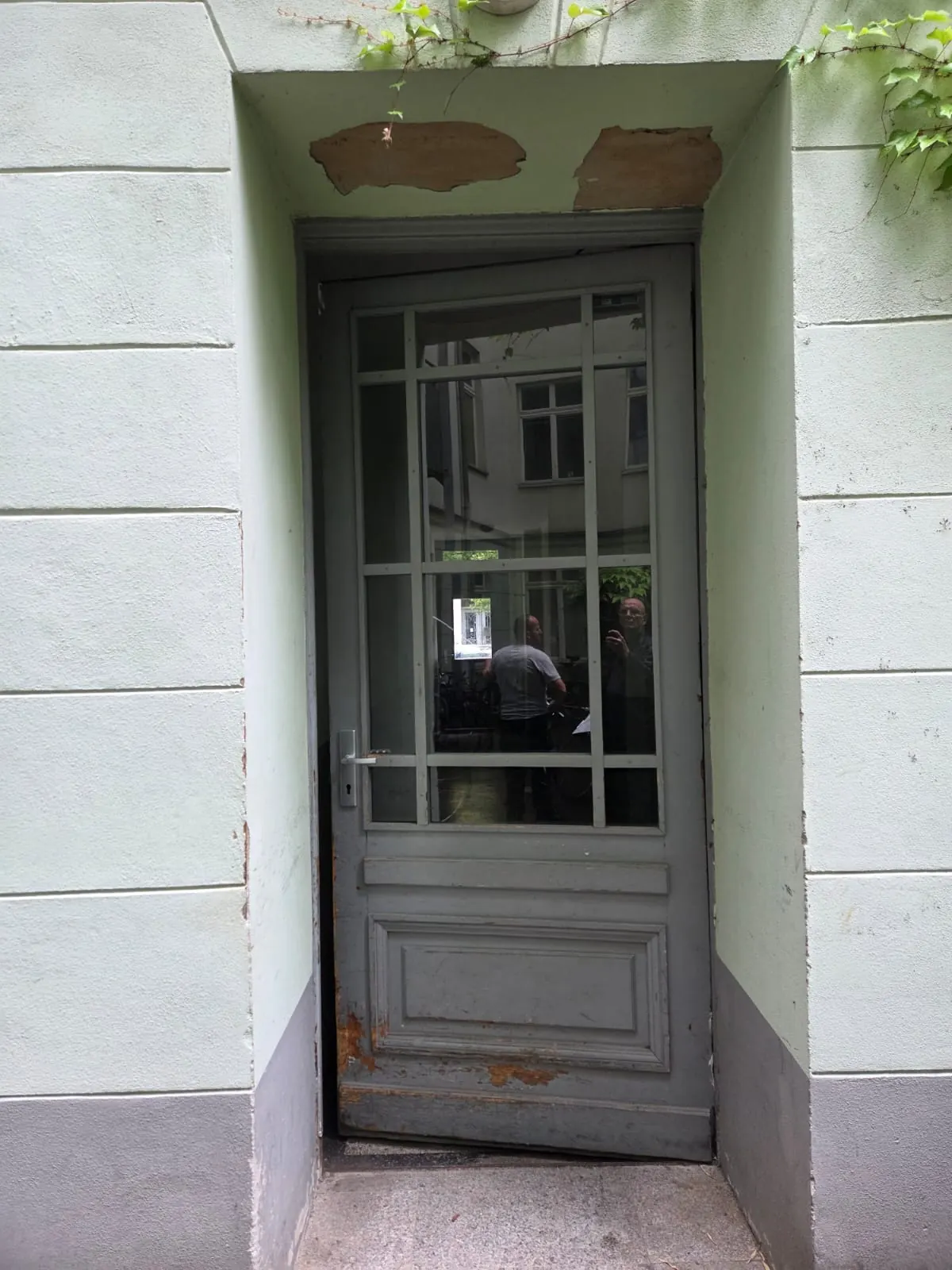 Alte Sprossentür im Berliner Hofdurchgang vor der Restaurierung