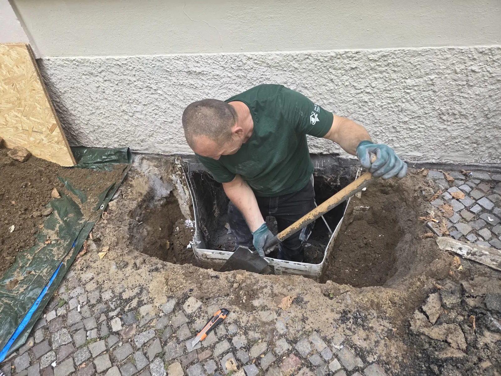 Alter Lichtschacht wird ausgegraben und ausgebaut