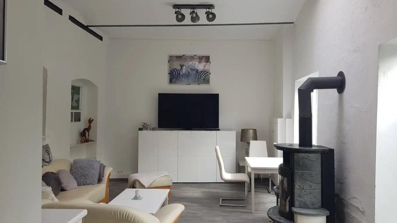 Wohnraum in der sanierten Remise in Berlin mit Kaminofen