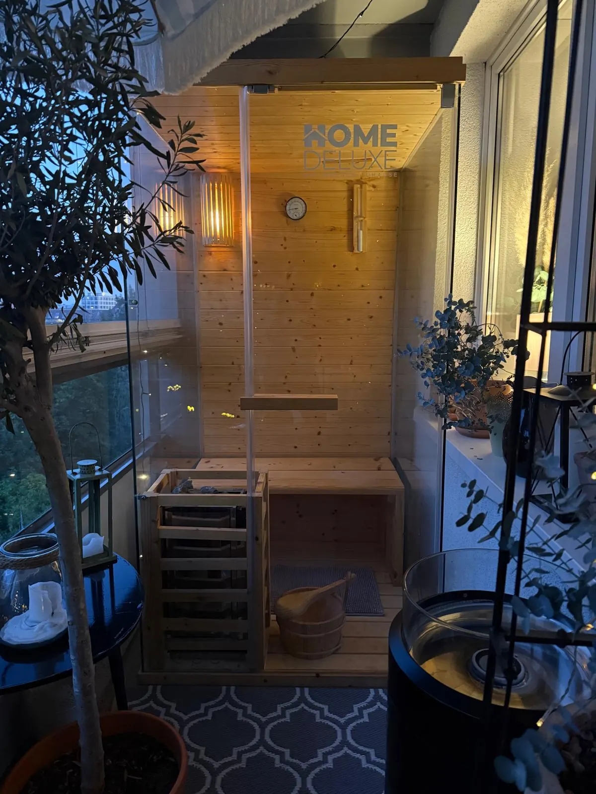 Fertige Sauna auf dem Balkon einer WBS-70-Wohnung in Berlin mit Olivenbaum