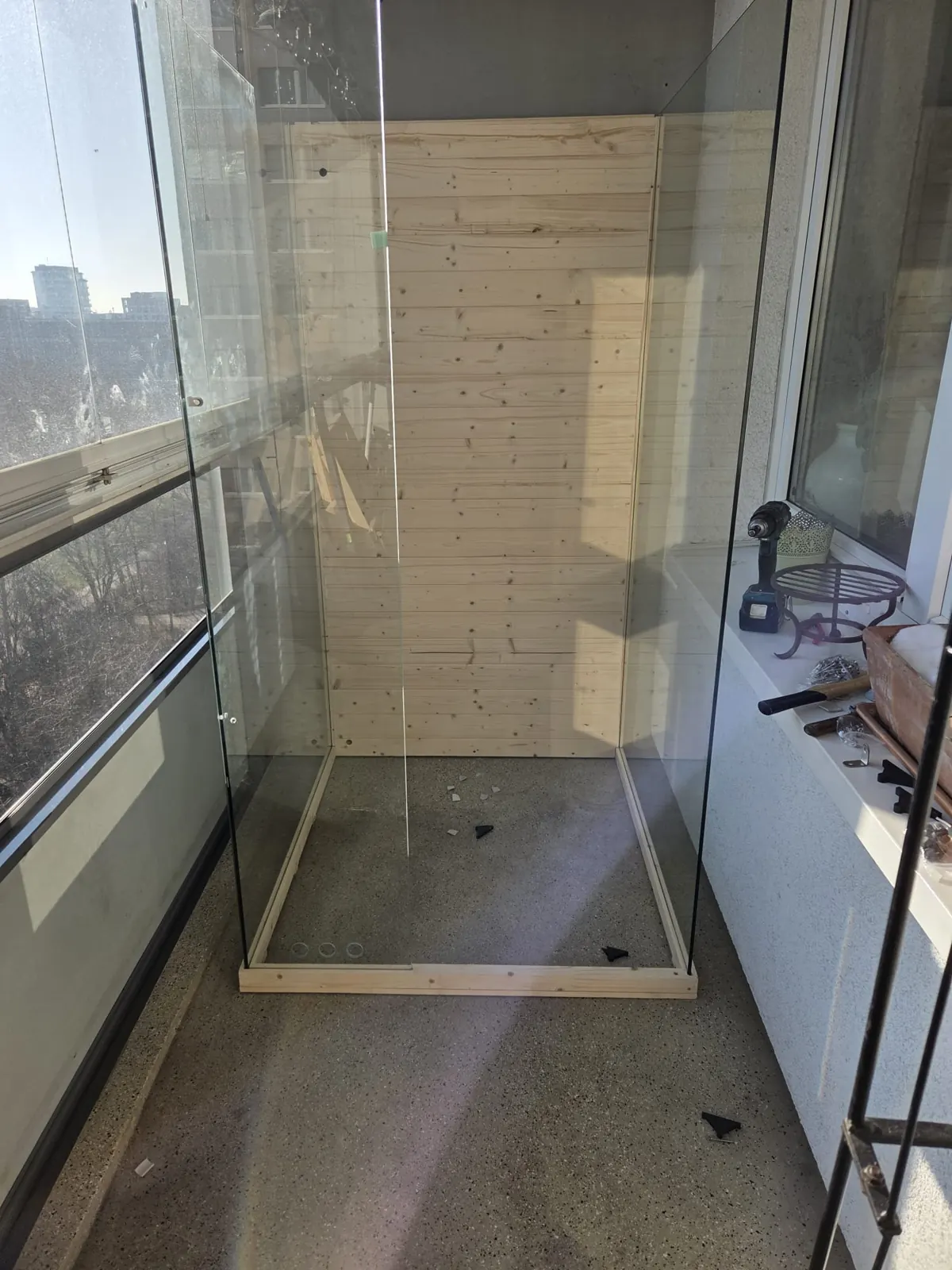 Sauna auf dem Balkon einer WBS-70-Wohnung in Berlin im Rohbau
