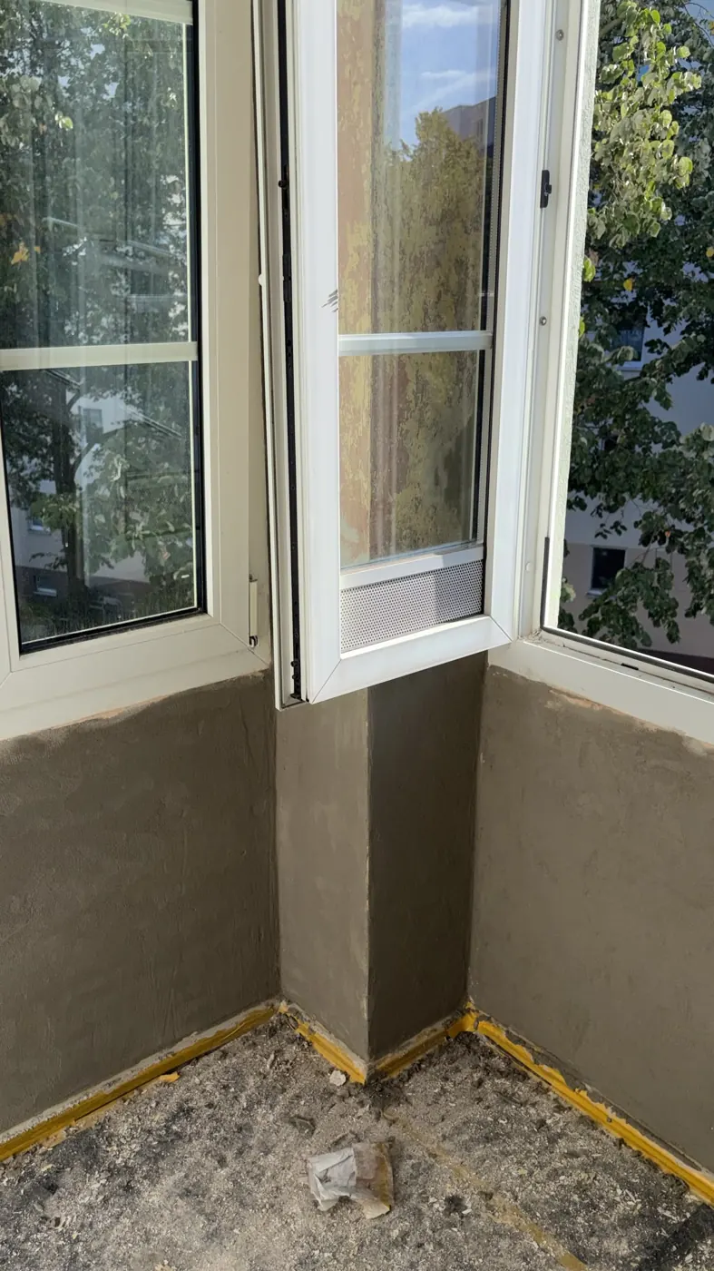 Neuer Putz an der Loggia nach der Schimmelbeseitigung in Berlin