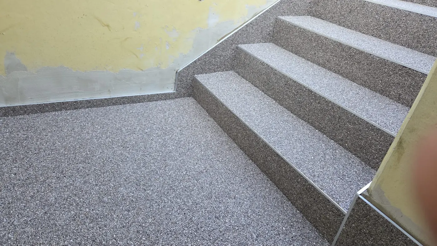 Fertiges Podest und Treppe mit Steinteppich in Berlin