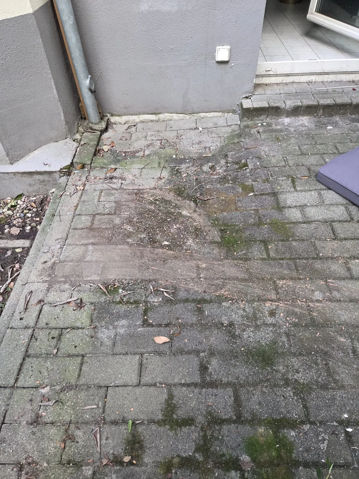 Abgesackte Terrasse am Fallrohr in Berlin vor der Sanierung