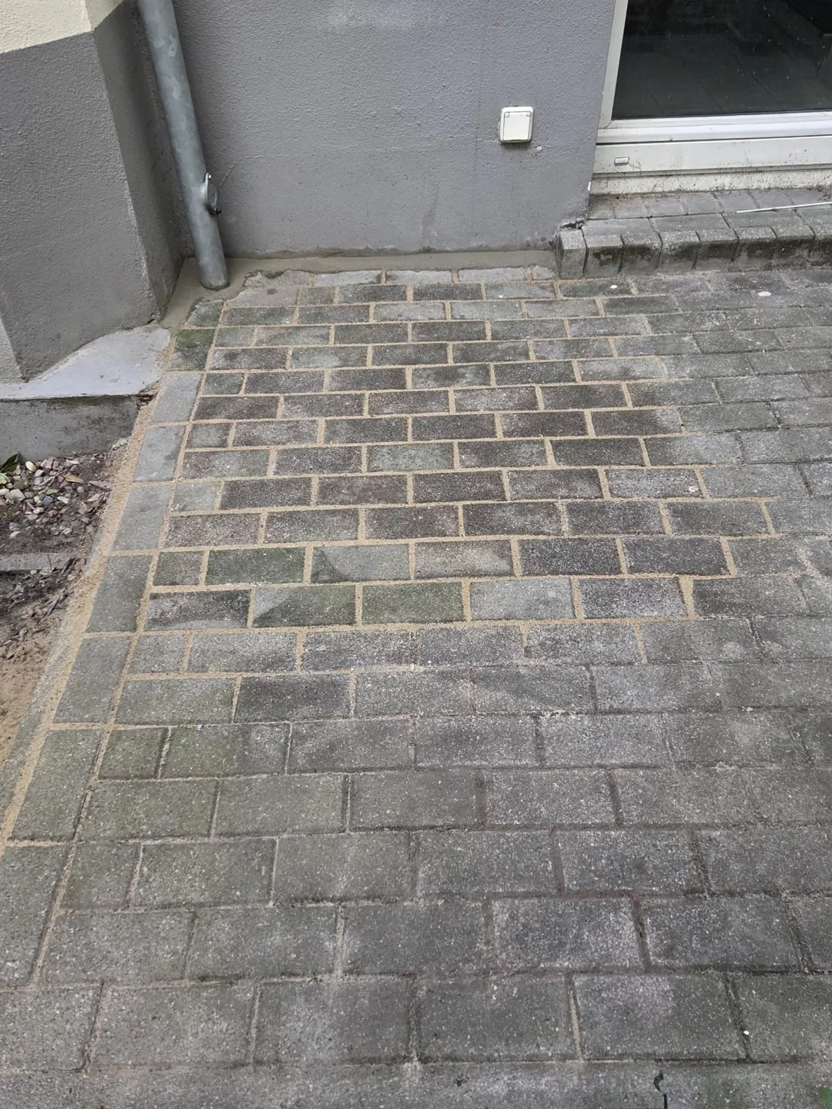 Dieselbe Terrasse in Berlin nach der Sanierung, eben verlegt