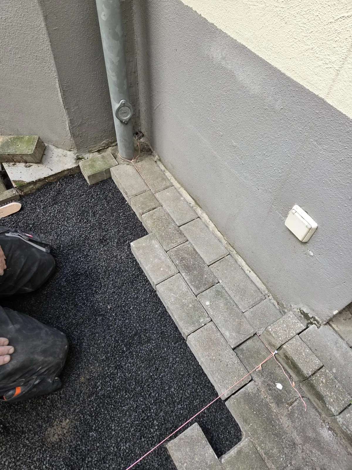 Terrassenplatten werden am Rand neu verlegt