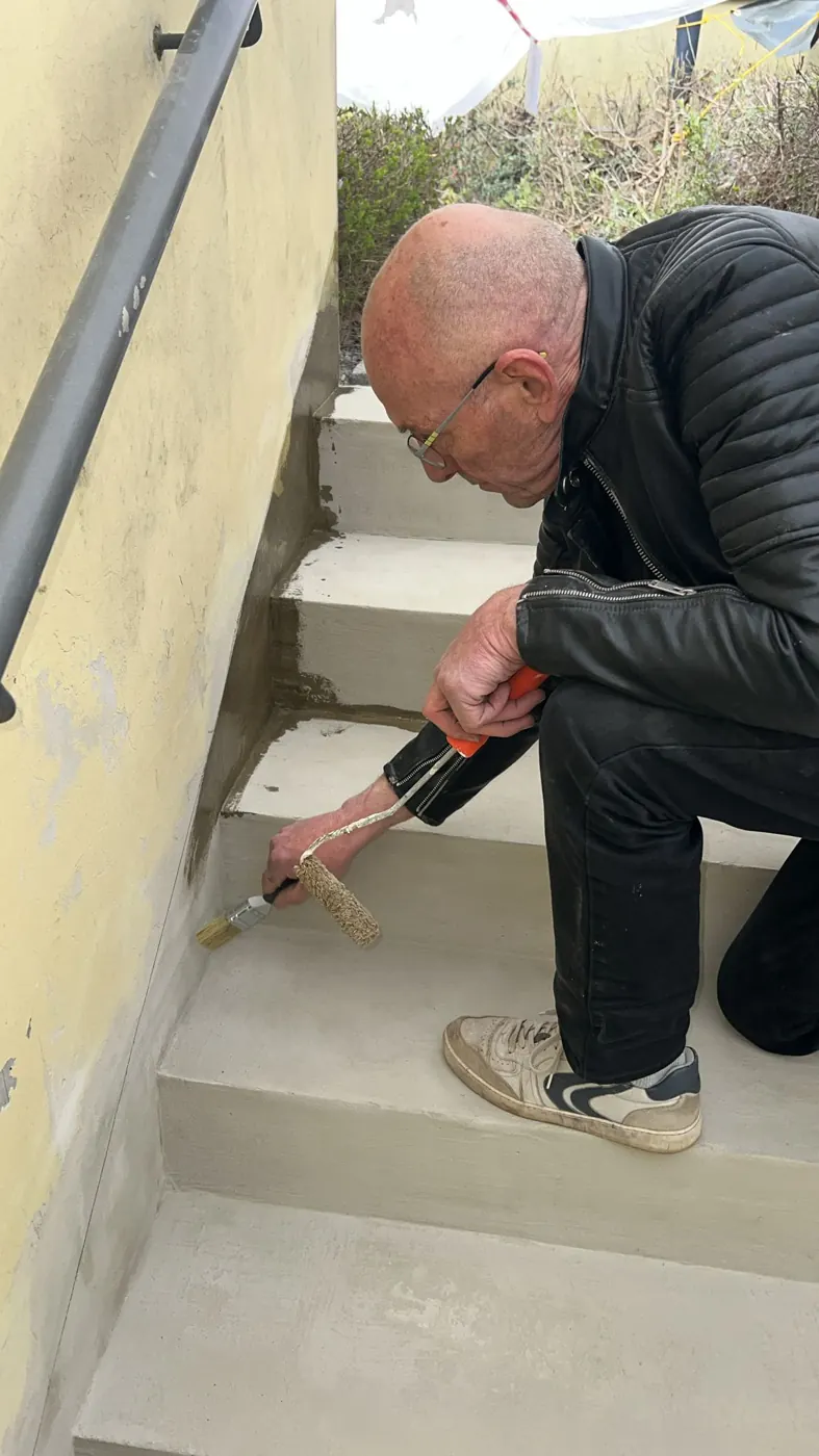 Uwe Ebert, Handwerker in Berlin, bei der Arbeit an einer Außentreppe